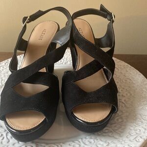 NWOT Alfani suede wedge shoes size 9M with 4 inches